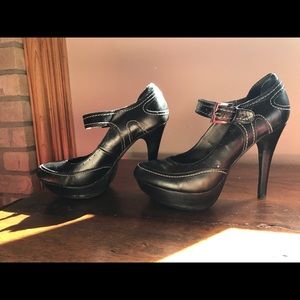 Two Lips size 8 shoes